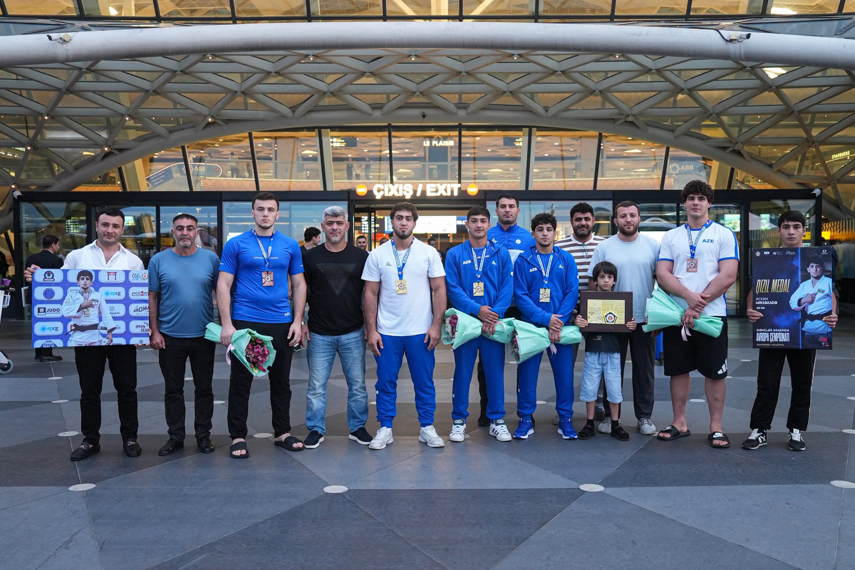 Avropa çempionatında 5 medal qazanan Azərbaycan milli komandası Vətənə qayıdıb